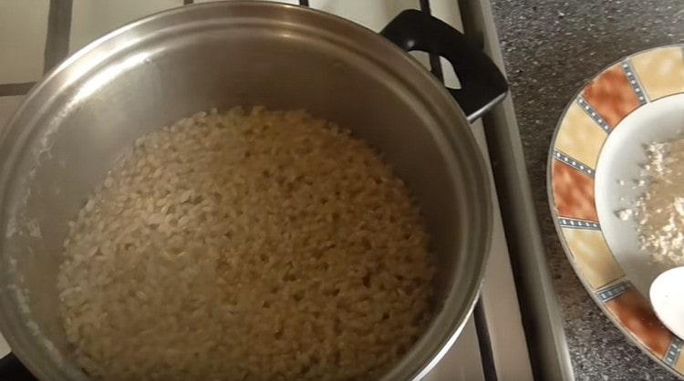 We weld the rice and let it brew.