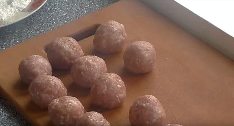 Stirring the minced meat and adding spices, we form round meatballs.