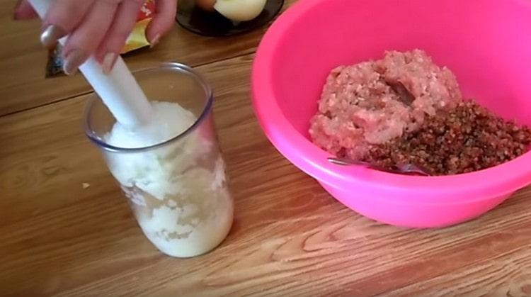 Grind the onion with a blender into gruel.