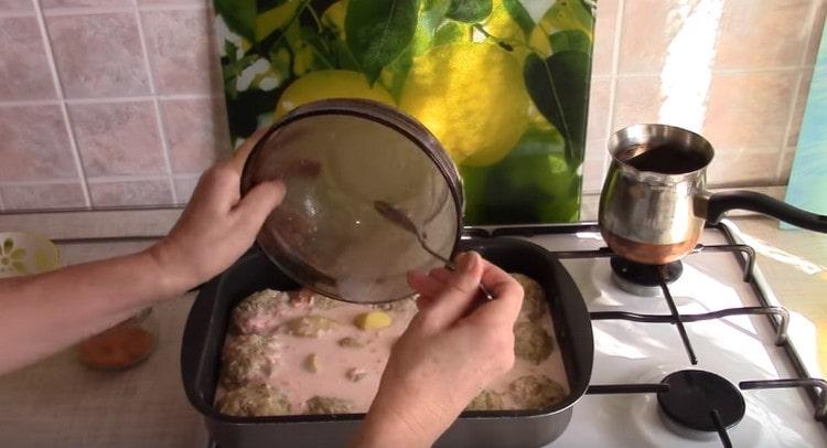 Pour the dish with the resulting sauce and return it to the oven.