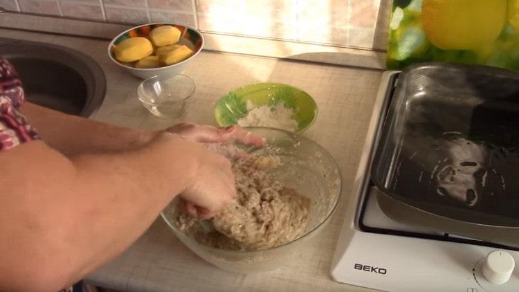 Stir the minced meat thoroughly.