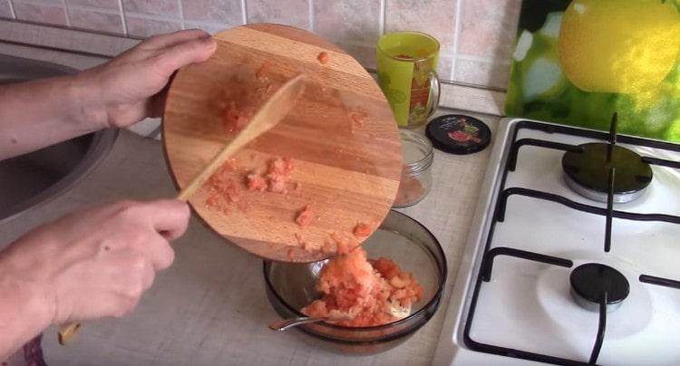 We prepare a sauce based on sour cream and tomato (or tomato).