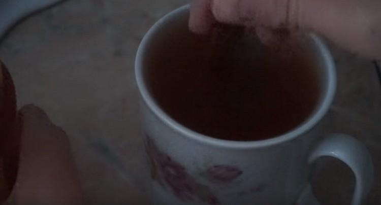 Dissolve tomato paste in water.