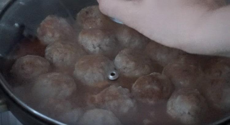 Leave the meatballs to stew under the lid.