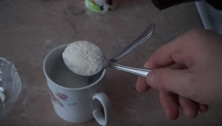 Dissolve sour cream in water and add flour.