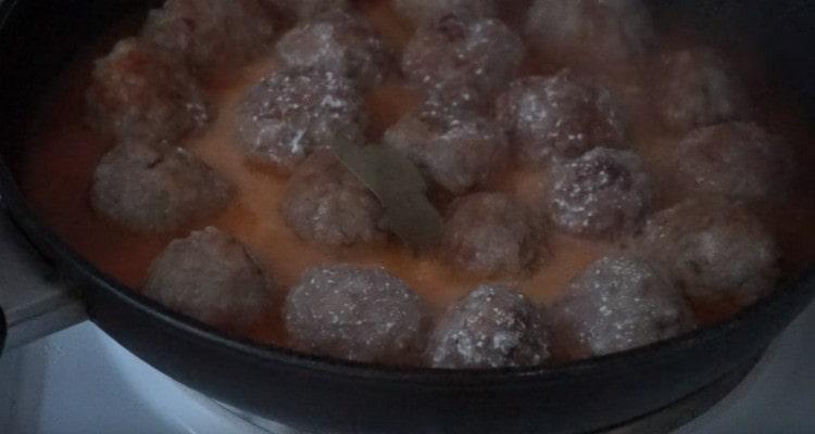 Sour cream and flour mixture into a pan, simmer another 10-15 minutes.