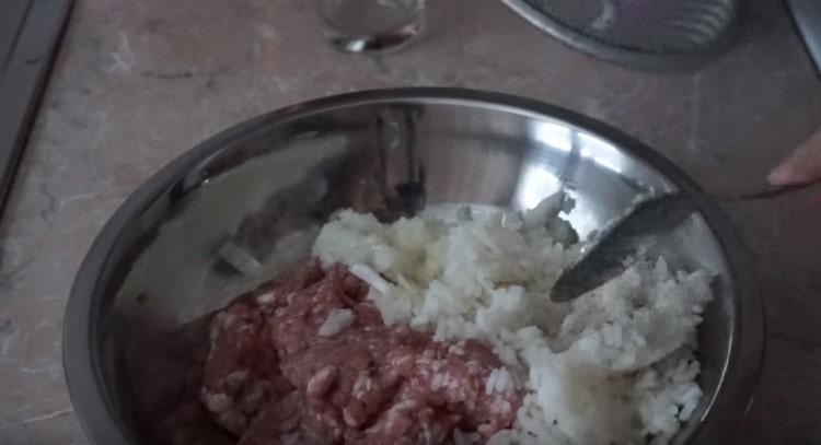 Pass the meat with onions through a meat grinder, add rice to it.