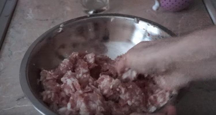 Stir the minced meat thoroughly.