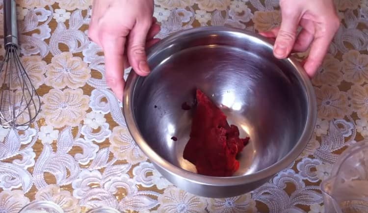 Spread tomato paste in a bowl.