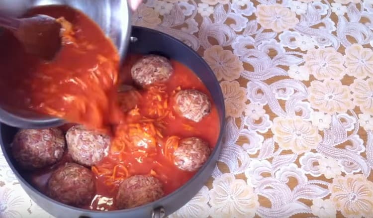 Pour the meatballs sauce.