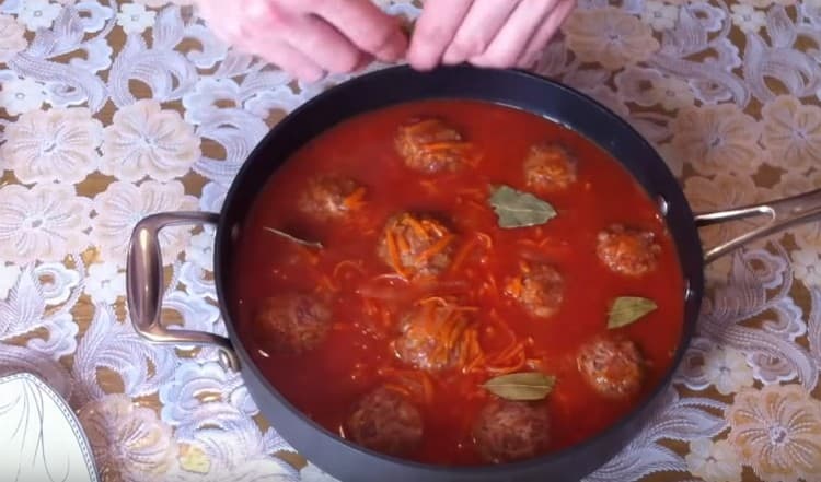 Add bay leaf and simmer our meatballs under the lid.