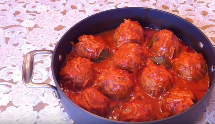Fragrant meatballs with rice in tomato sauce are ready.