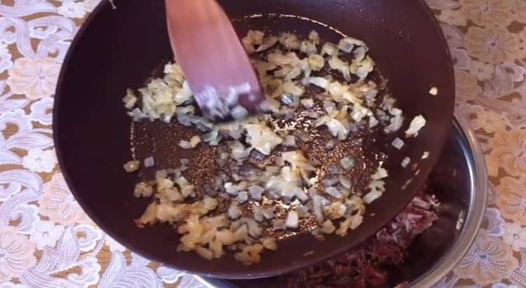 Fry the onion in a pan.