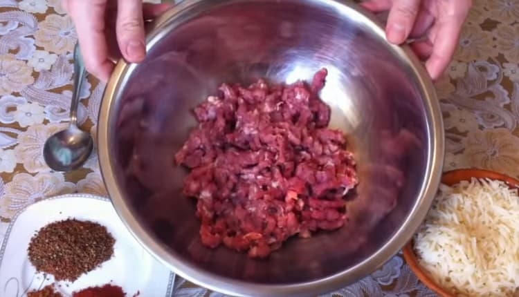 Spread the minced meat in a bowl.