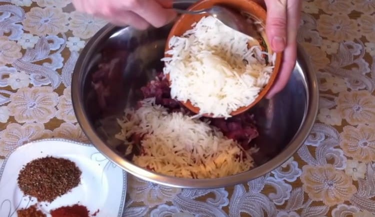 Stir the minced meat with the previously boiled rice.