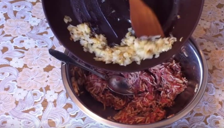 We spread the fried onions to the minced meat.