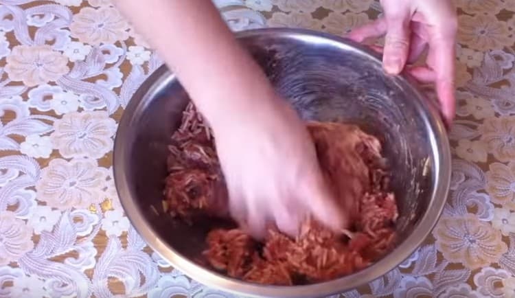 Mix the mass thoroughly.