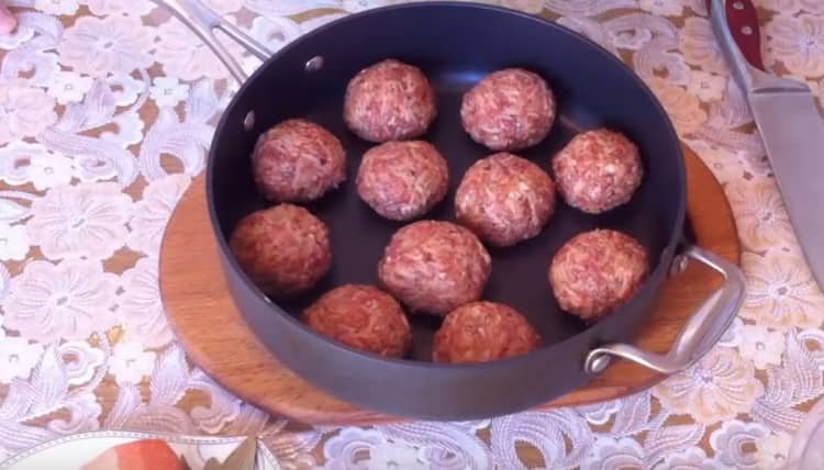We form meatballs and spread them in a deep pan.
