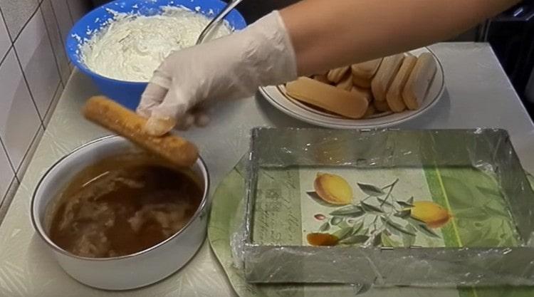 In the cooled coffee, dip the savoyardi cookies.