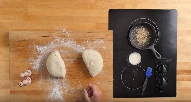 We divide the approached dough into two parts.