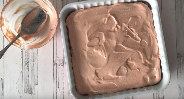 Cover the resulting sauce with pasta in the mold.