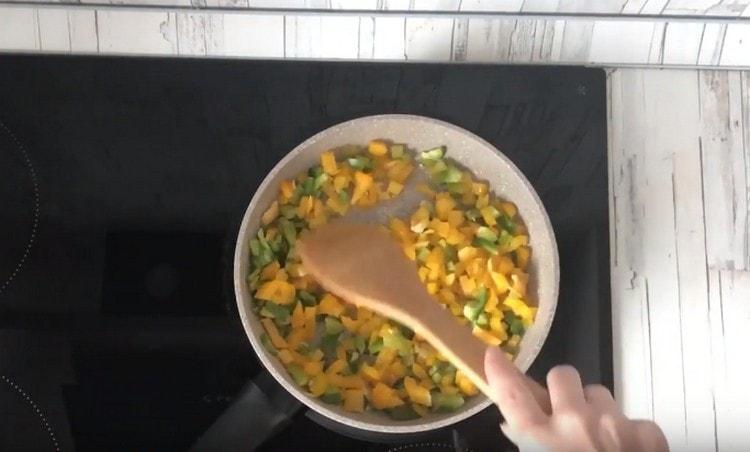 We pass the chopped pepper in a pan.