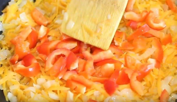 Next, spread the carrots and peppers on the pan.