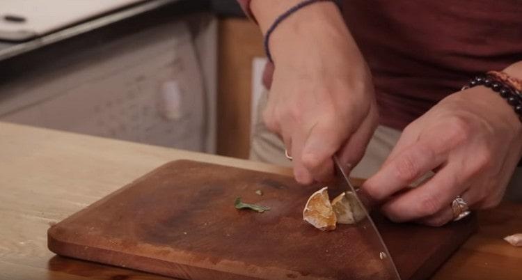 Cut a few slices of lemon and add to the peppers in a pan.
