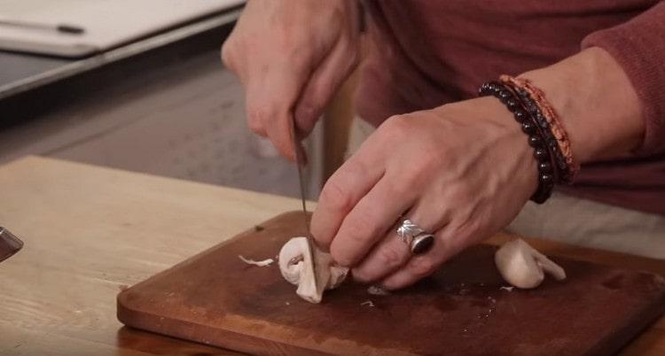 Cut 1-2 champignons and also send to peppers.