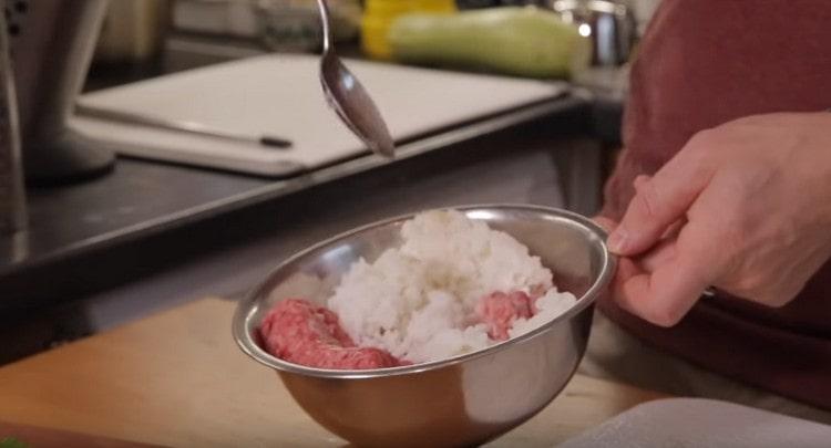 To the minced meat, add pre-boiled rice.