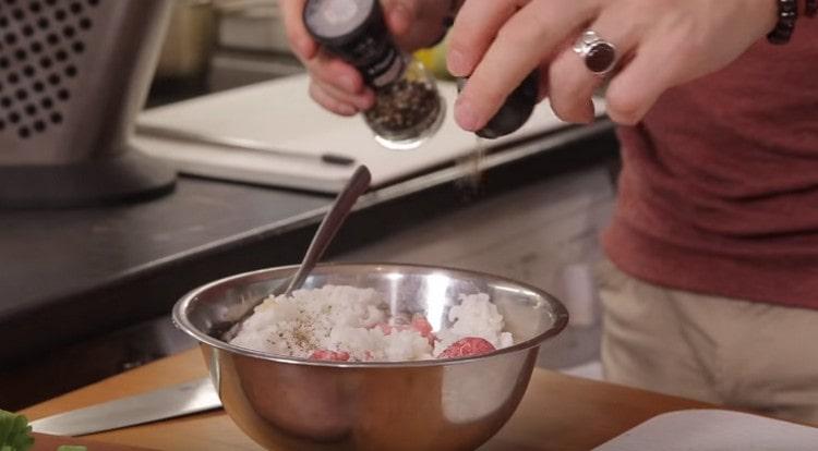 Salt and pepper minced meat.