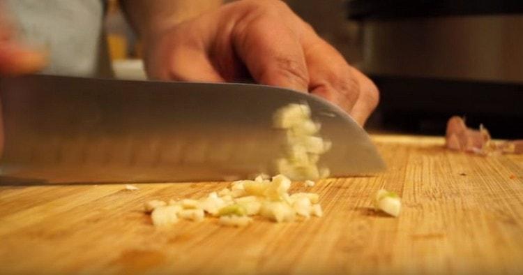 Grind cilantro and garlic.