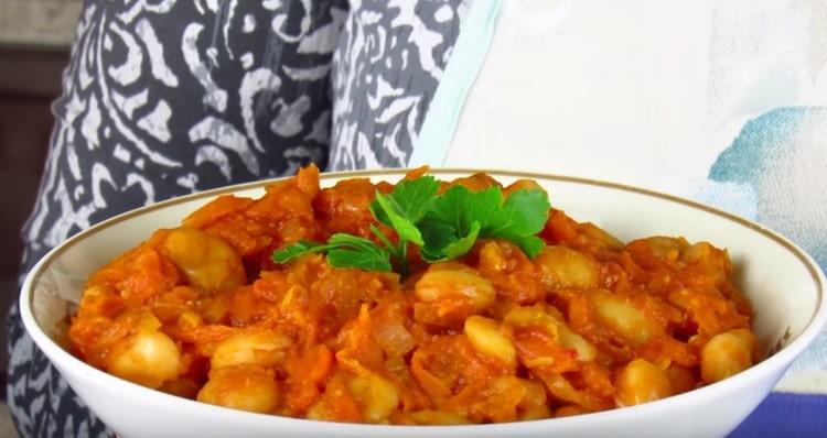 Beans in tomato can be served on the table.