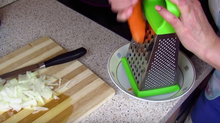 Rub the carrots on a grater.