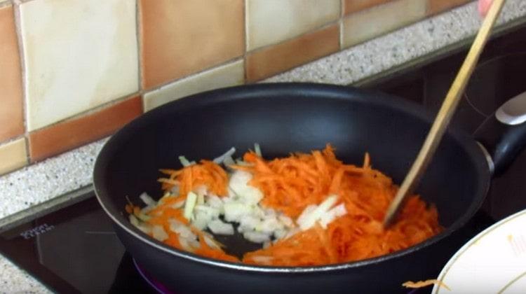 Fry carrots with onions in a pan.