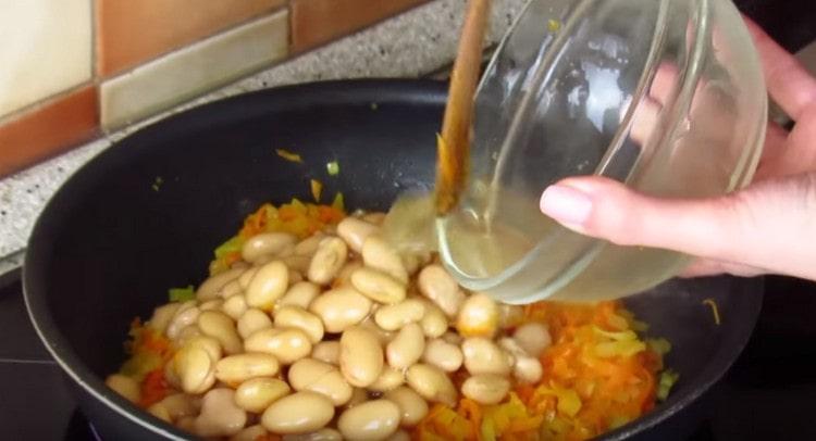 Add canned beans to vegetables.