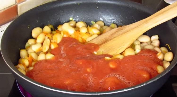 Pour the tomato mass into the pan to the beans.