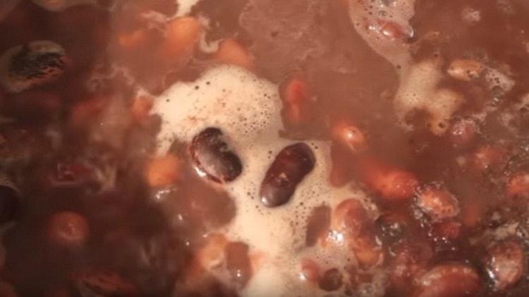 In the process of cooking, salt the beans, add a spoonful of vegetable oil.