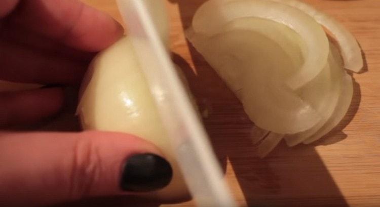 Cut the onions into thin half rings.