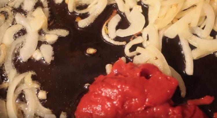 Add tomato paste to the onion, mix.