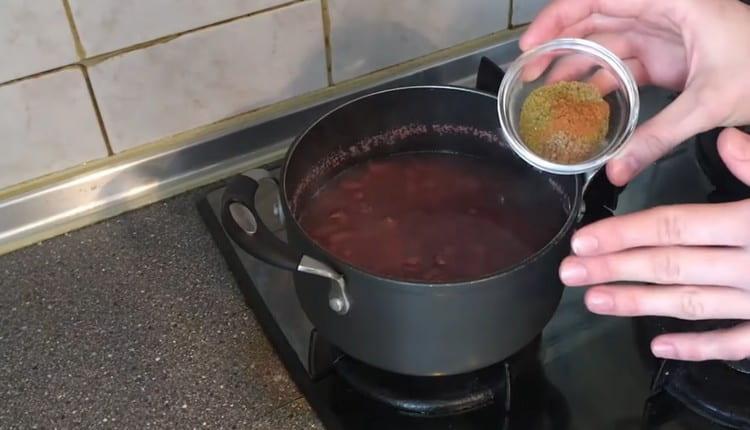 Add spices to the beans.