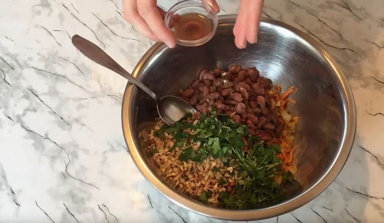 We fill the dish with wine vinegar.