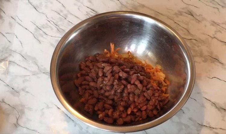 In a bowl, combine the beans and sauteed vegetables.