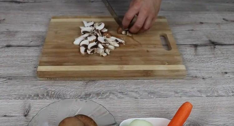 Cut the mushrooms into slices.
