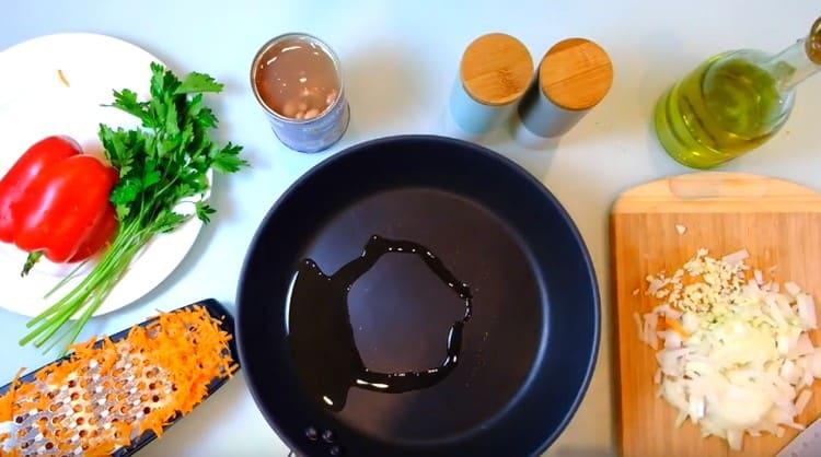 Heat the pan with vegetable oil.