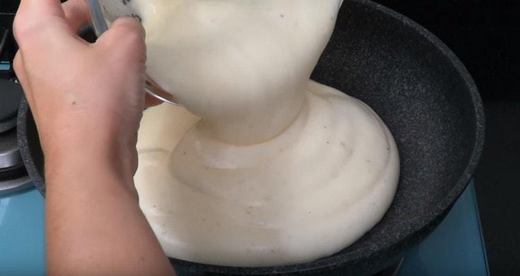 Pour the magnificent egg mass into the pan.