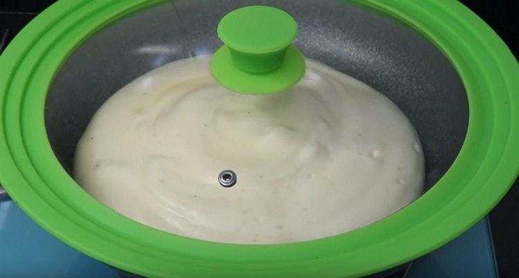 Cooking an omelet under the lid.