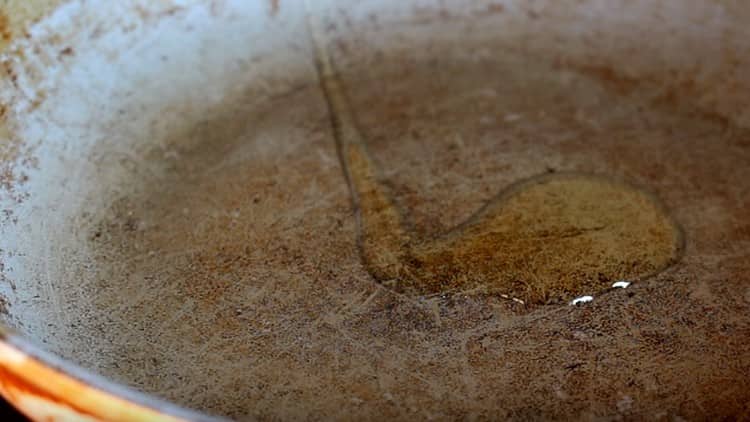 Heat the pan with vegetable oil.