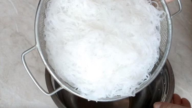 Throw the noodles into a colander.