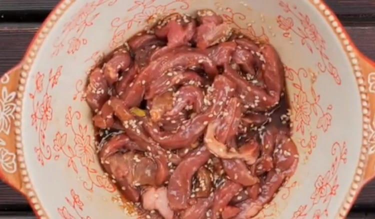Dressing pour the meat sliced in thin long sticks.